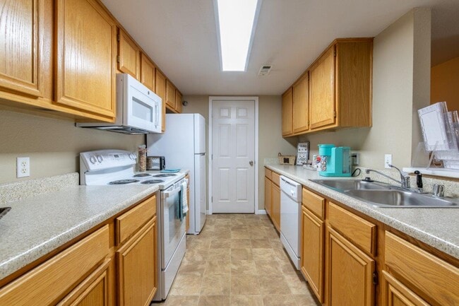 2BR, 1BA - 930 SF - Kitchen - Highpointe Apartments