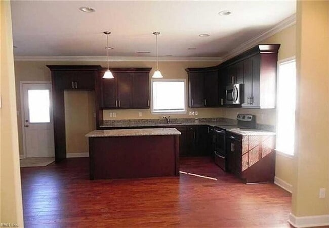 Photo - 7446 Davidson St