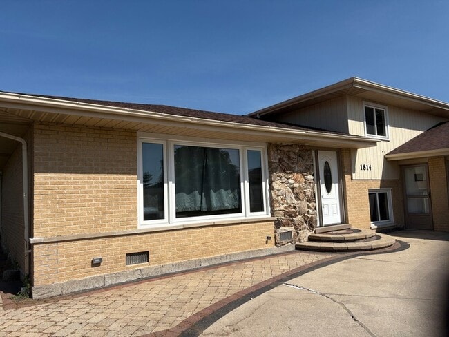 Building Photo - 1814 Holly Ave