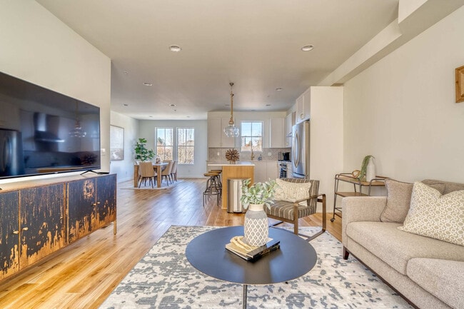 Building Photo - 516 NE 56th Ave Unit ID1309842P