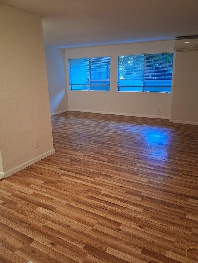 Building Photo - Tarzana Tennis Club Apartments