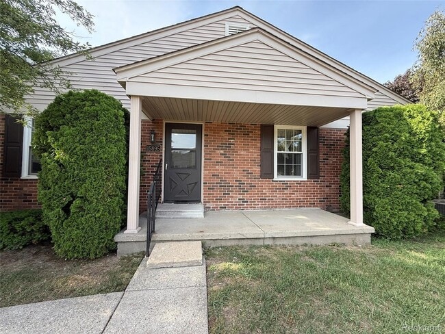 Photo - 15895 Cambridge Dr Unit 1