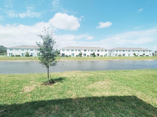 Photo - 535 Rivergrass St