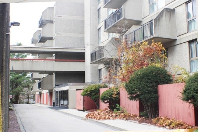 Building Photo - 55 Tall Oaks Dr Unit 407