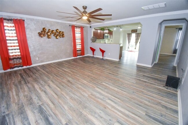 Photo - 12114 Helvick Cres Ave