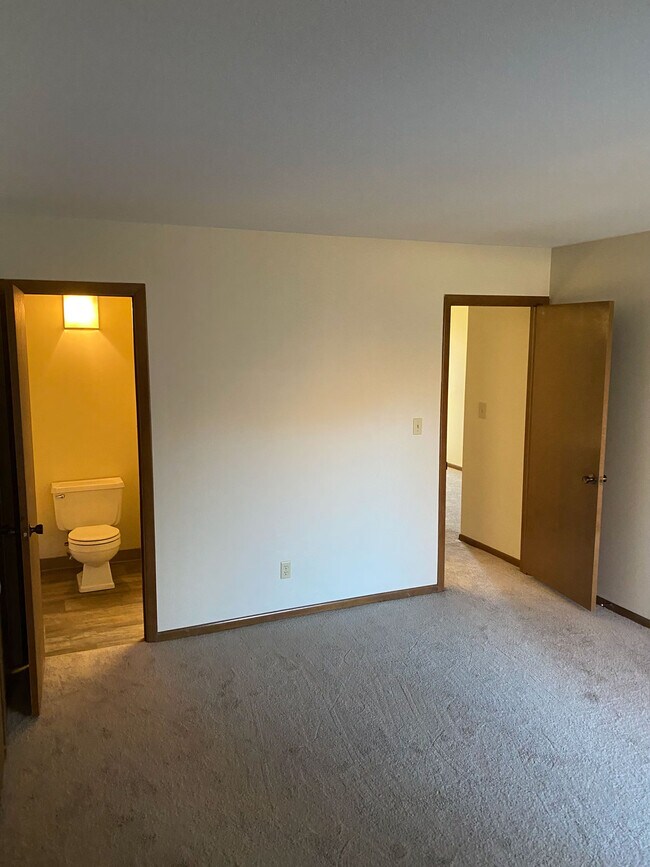 Photo - London Square Apartments