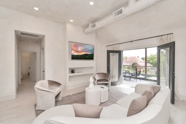 Photo - 2683 Blodgett St Unit ID1047952P