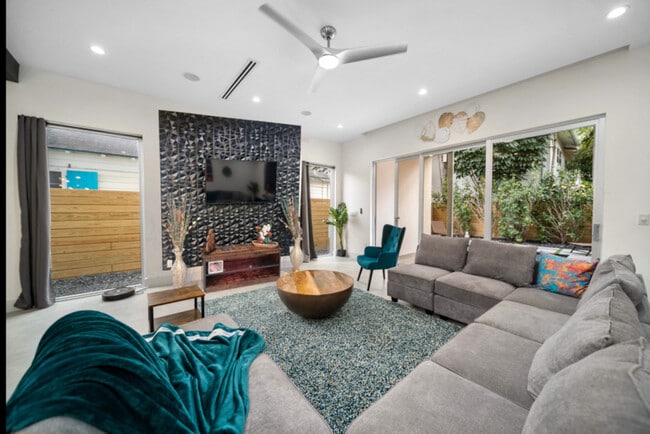 Building Photo - 1514 NE 5th Ct Unit ID1369637P