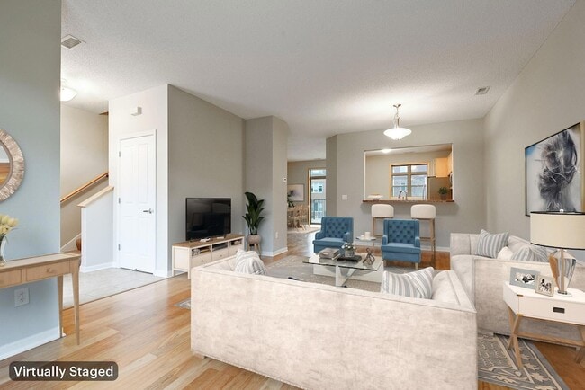 Photo - 737 Victoria Street S