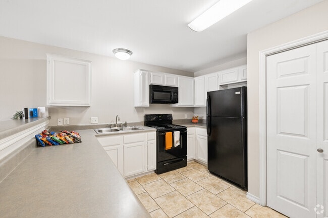 1BR, 1BA - 740SF - Kitchen - Pryor Creek