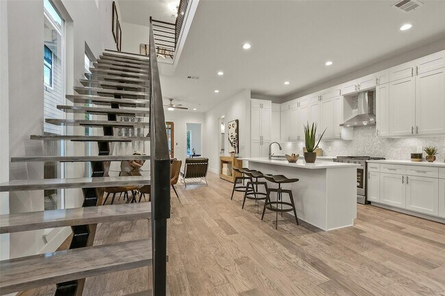 Building Photo - 933 W Eighth St