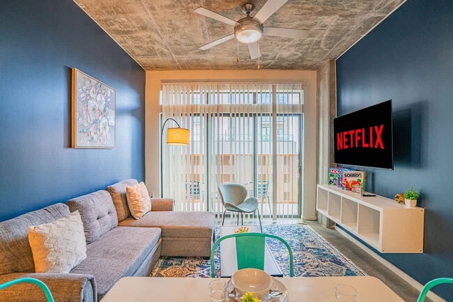 Building Photo - 333 E Roosevelt St Unit ID1263198P