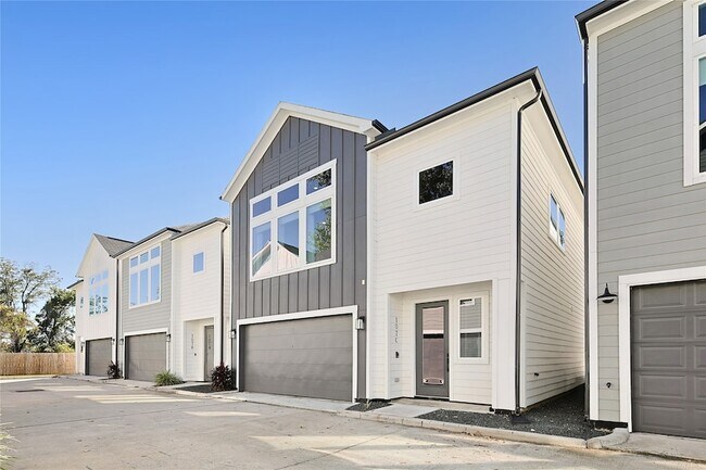 Photo - 107 W Whitney St