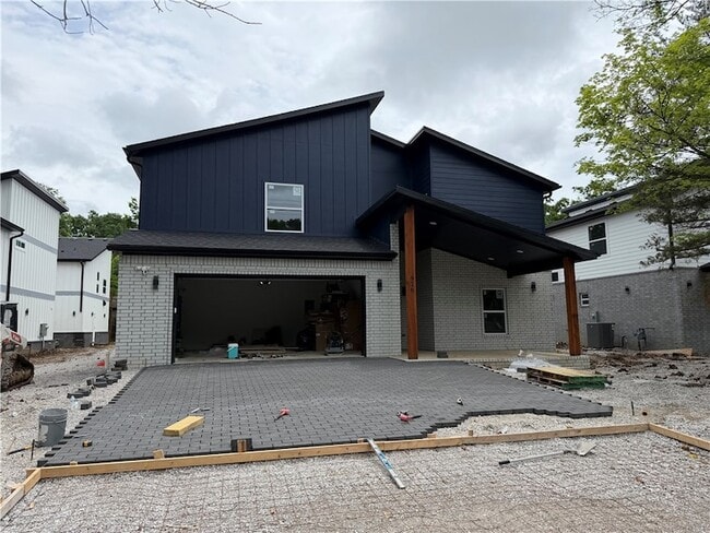 Building Photo - 916 N Sang Ave