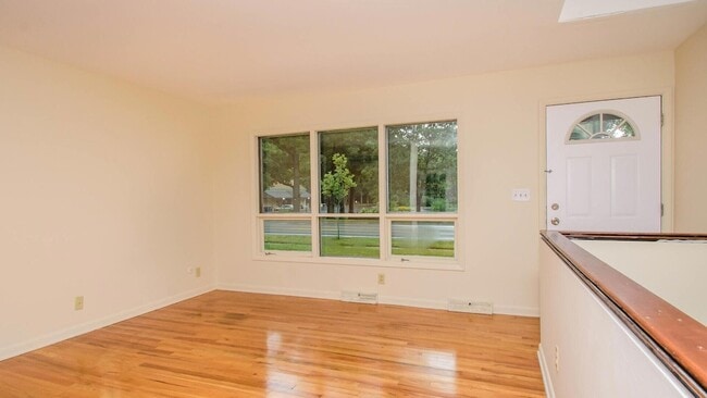 Photo - 924 N Maple Rd