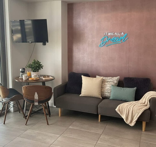 Building Photo - 227 NE 2nd St Unit FL23-ID1261242P