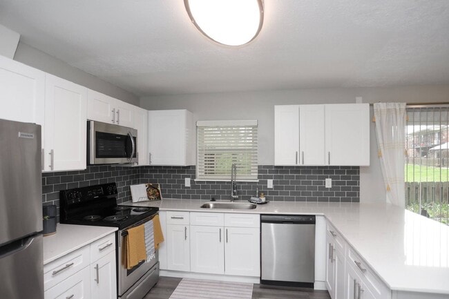 Building Photo - Spinnaker Court