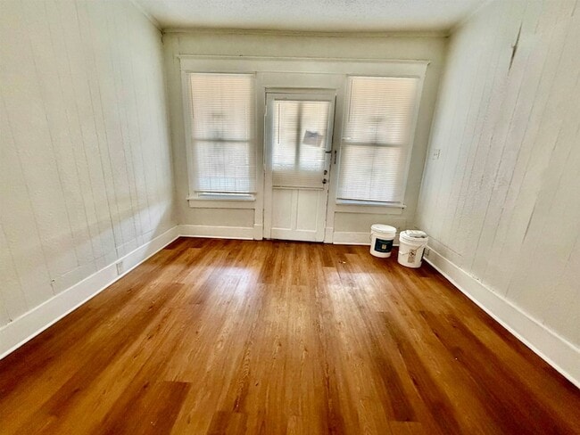 Photo - 1075 Kney St