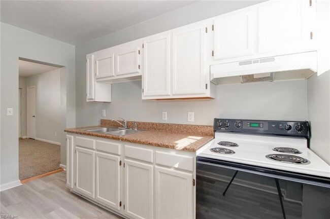 Photo - 1443 W 40th St