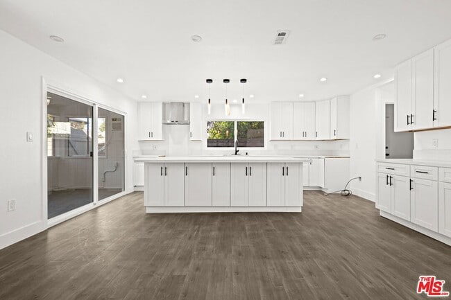 Photo - 6257 Lindley Ave