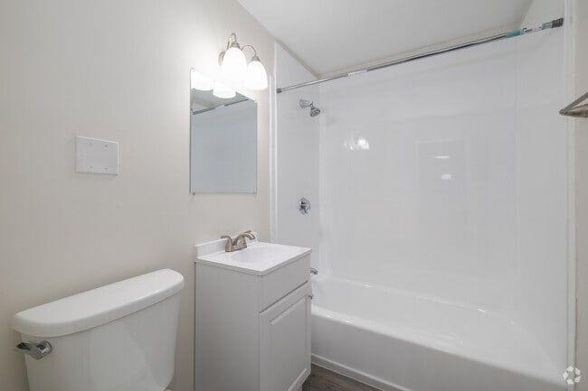 1BR, 1BA - 700SF - Kitchen - Towne House Apartments