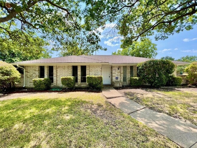 Building Photo - 2732 Parkhaven Dr