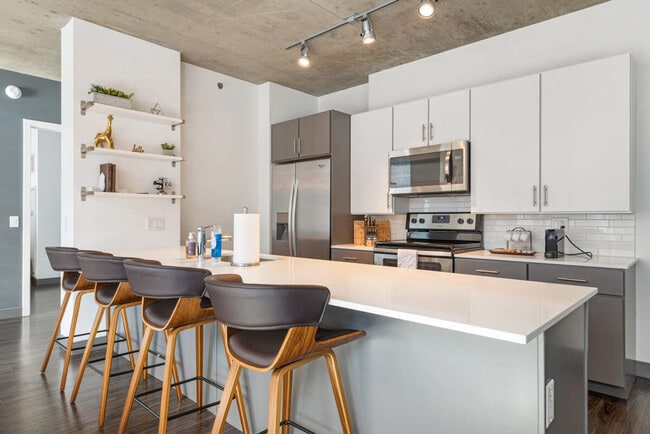 Photo - 215 W Lake St Unit SI ID1029643P