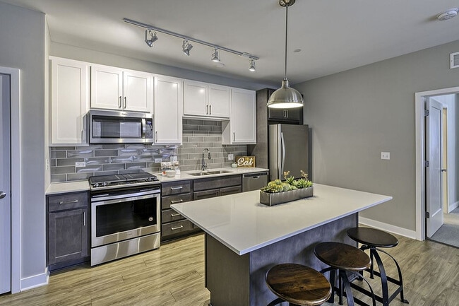 Building Photo - Maple and Main