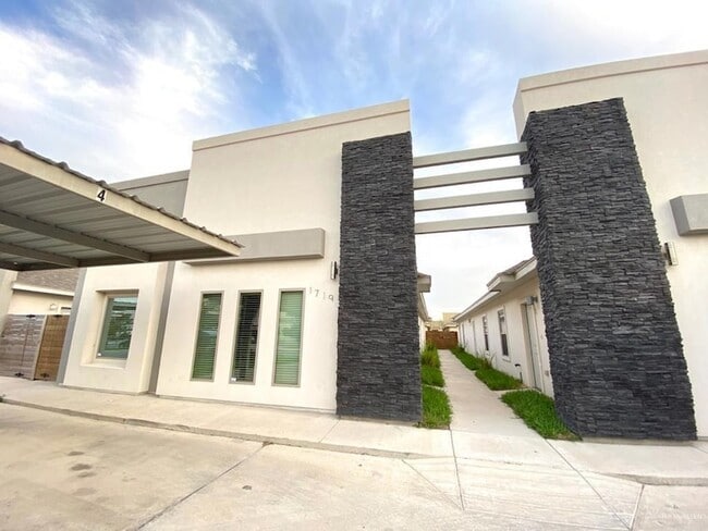 Building Photo - 1719 W Garrison Dr Unit 4