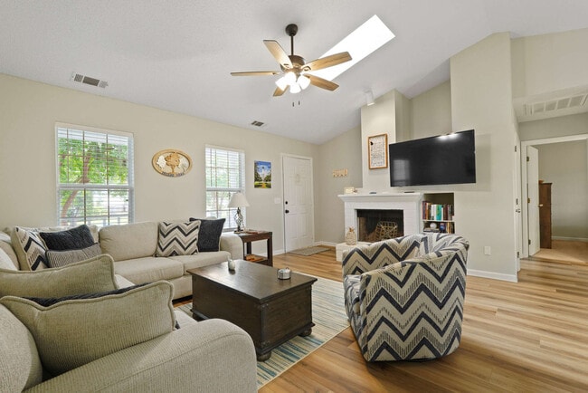 Photo - 529 Pointe S Dr Unit ID1244829P