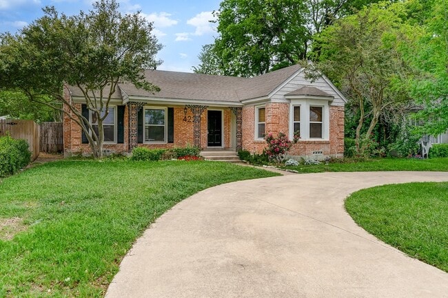 Building Photo - 4220 Lovers Ln