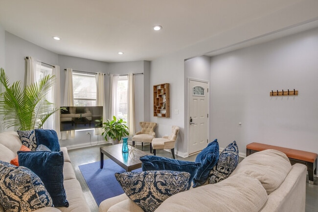 Building Photo - 4904 W Fulton St Unit ID1305523P