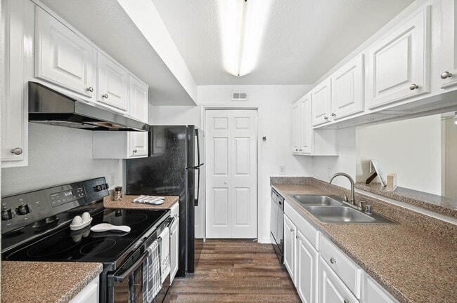 Building Photo - College View Apartments