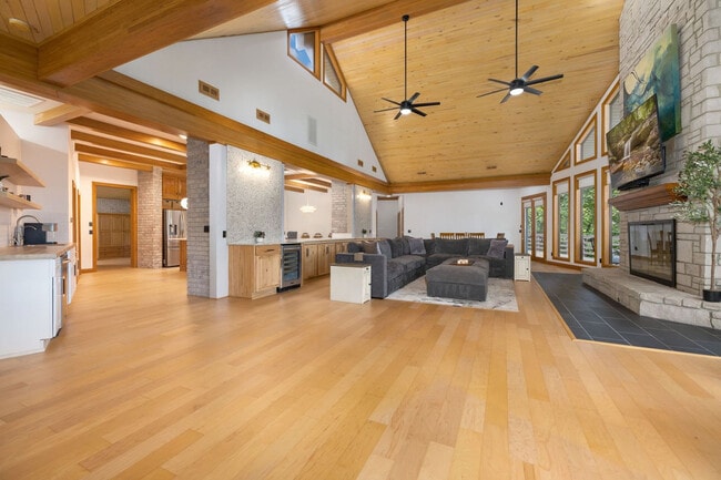 Building Photo - 4705 Spring Valley Rd Unit ID1263270P