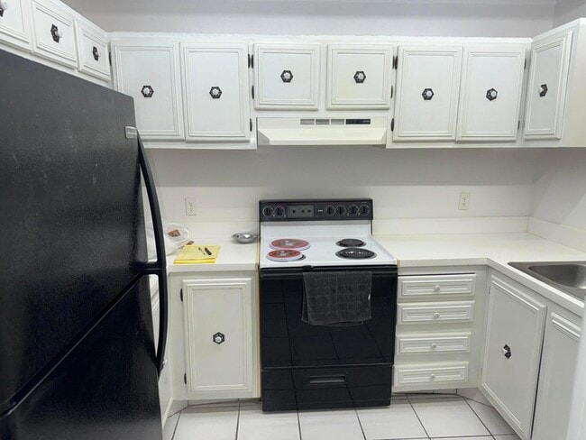 Building Photo - 9450 Live Oak Pl Unit 306