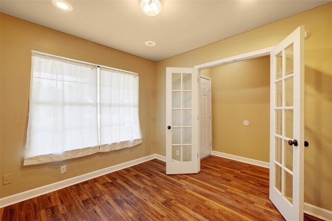 Photo - 136 Holmstrom St