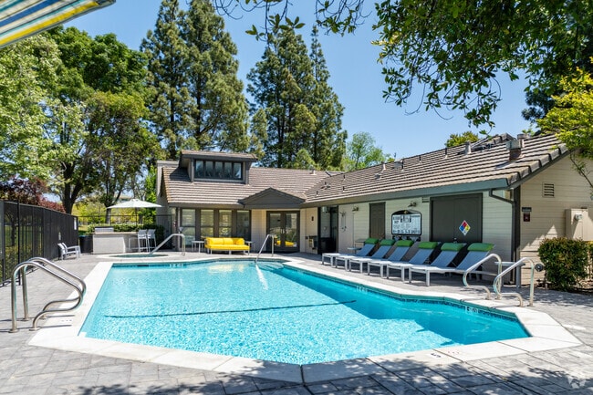 Pool - Chardonnay Gardens