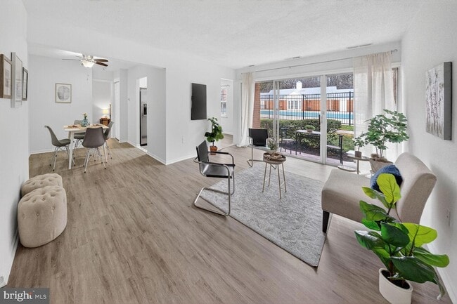 Building Photo - 868 College Pkwy Unit 102