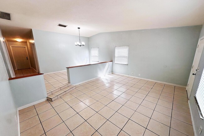 Photo - 6171 Heather St