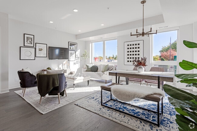 2BR, 2BA - B4 - The Lorient