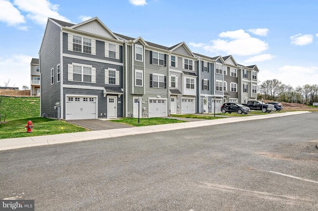 Building Photo - 2000 Sienna Ct