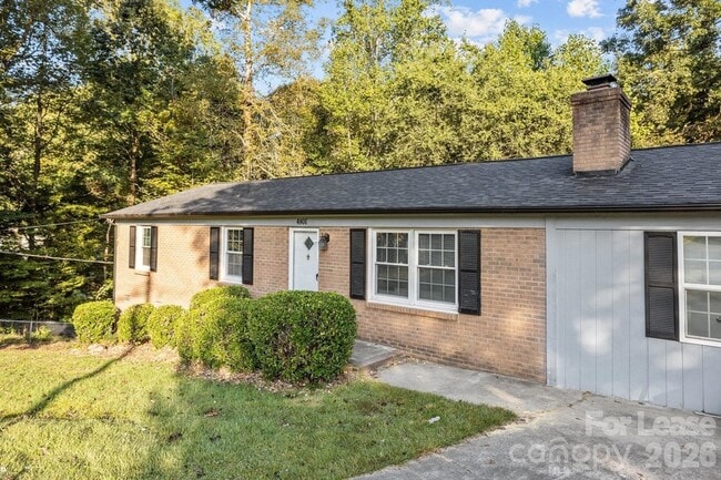 Building Photo - 4800 Maplecrest Dr
