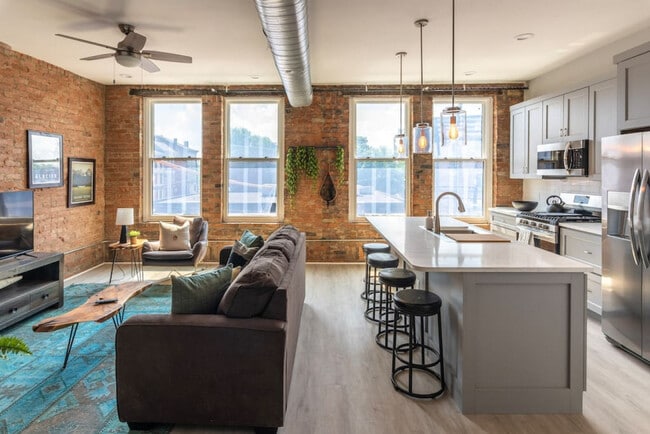 Building Photo - 1906 Elm St Unit ID1056054P