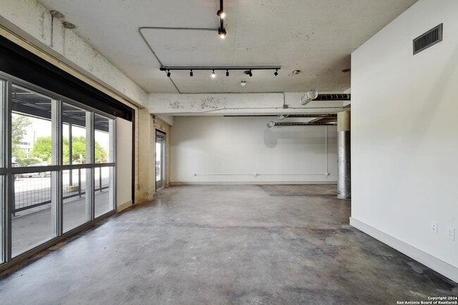 Photo - 215 Coca-Cola Pl