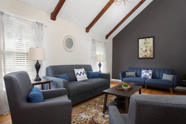 Building Photo - 3309 Hillcrest Ln Unit ID1043908P