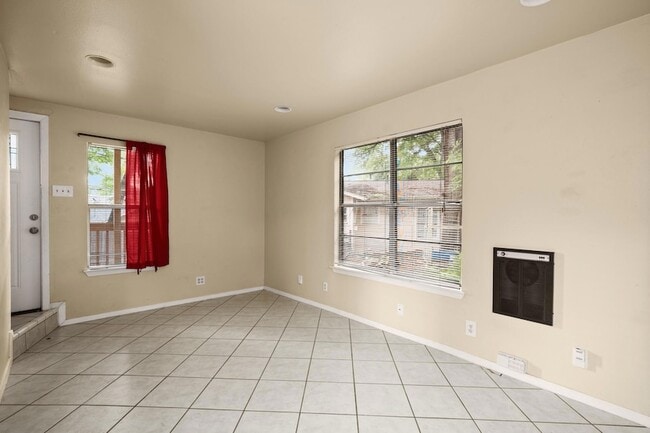 Photo - 3302 Hemlock Ave