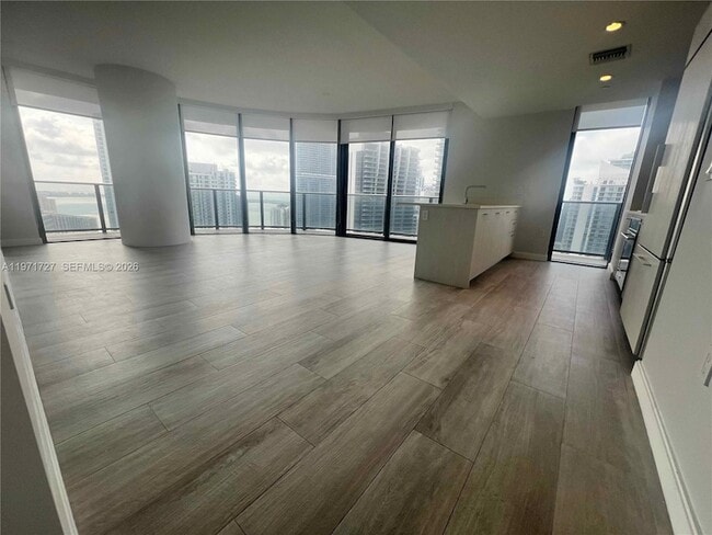 Building Photo - 45 SW 9th St Unit 3703