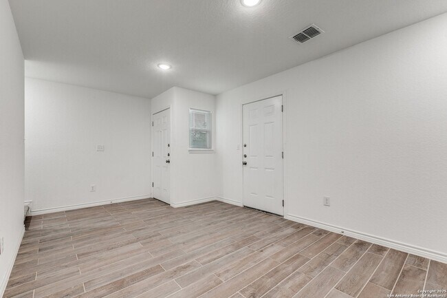 Photo - 1835 W Poplar St