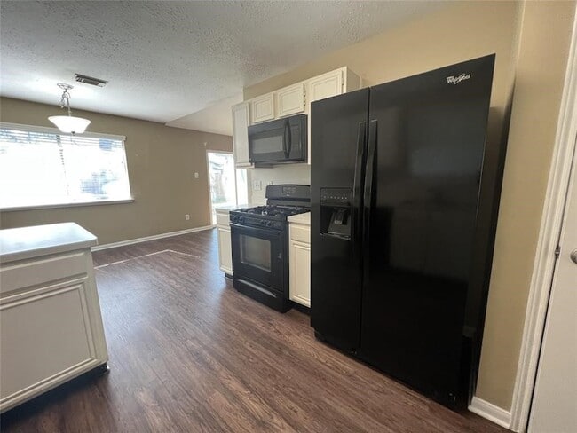 Photo - 28811 Stapleford St