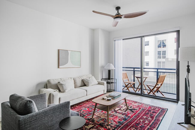 Building Photo - 221 SW 12th St Unit FL5-ID136